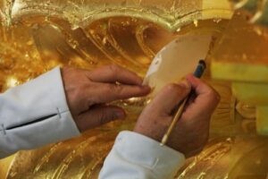 Application of gold leaf in oil gilding process