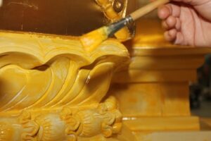 Application of size in oil gilding process