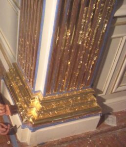 Application of gold leaf in water gilding process